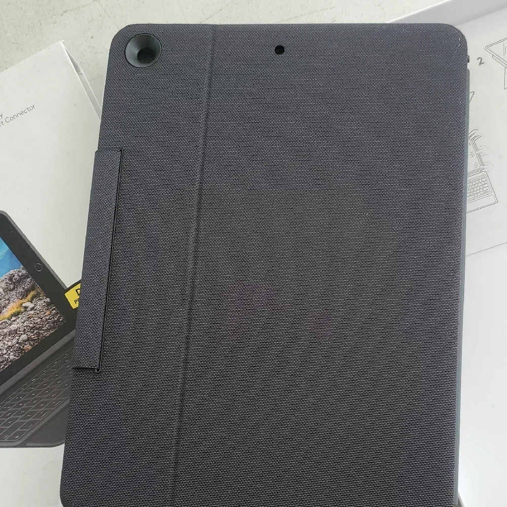 Logitech Rugged Folio Keyboard Case for iPad - Gray